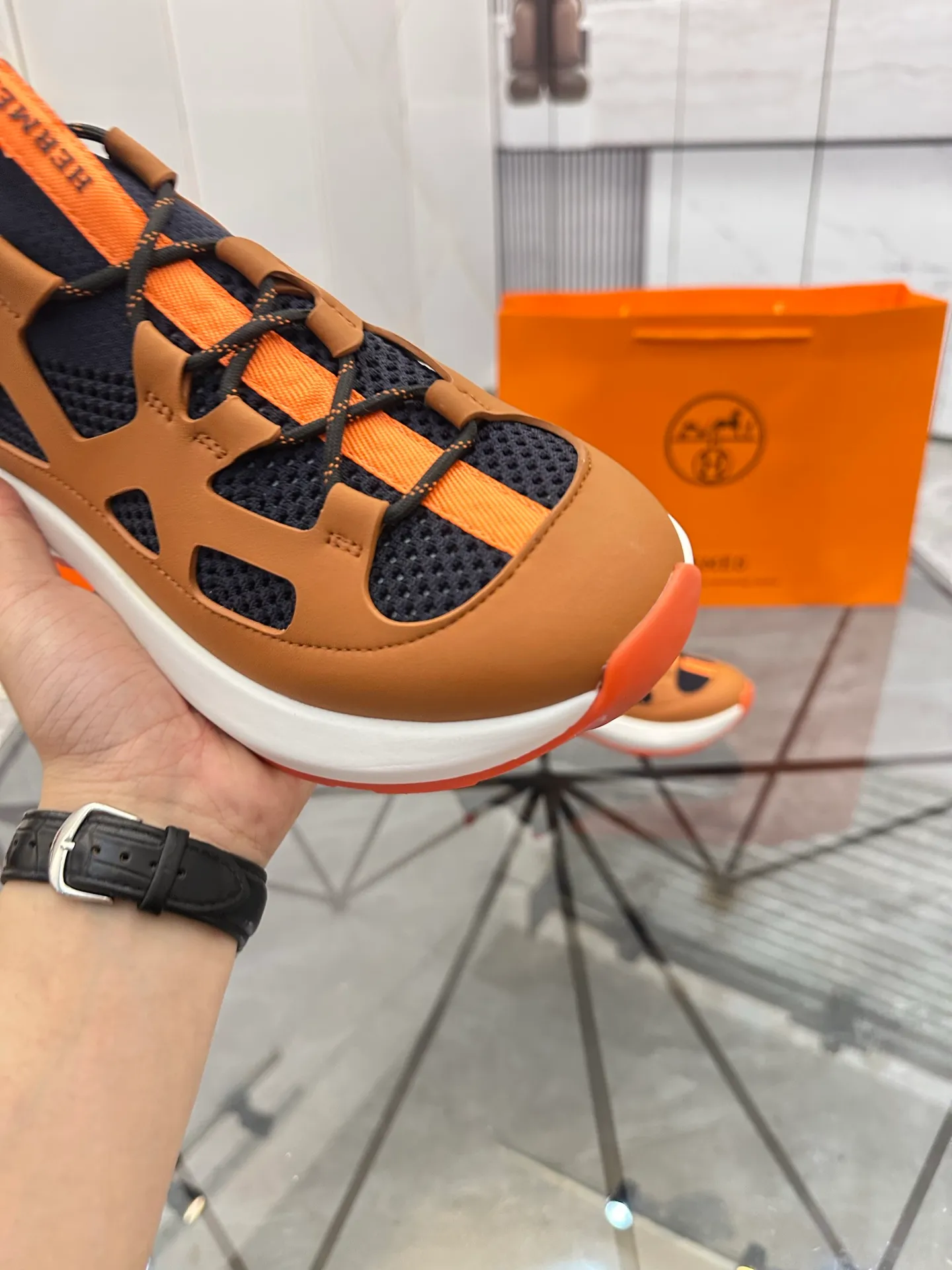Men's shoes for sale 💰: 💰P660¥ High-end top quality Product trademark: Hermes *"Hermès*" low-top casual shoes Regular size: 38-45 (can be customized to 46) Product materials: upper imported first-layer cowhide stitched with original fabric, original rubber sheet, breathable lining, cowhide foot pads, original outsole. No.: 001